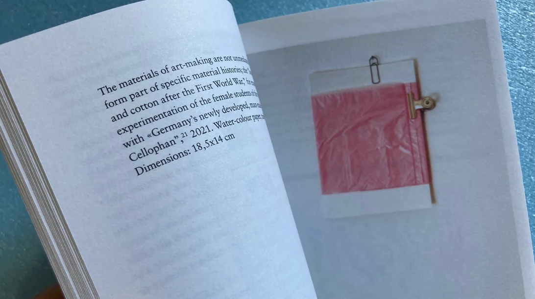 Κουήρ επιστημολογία, έμφυλες καλλιτεχνικές πρακτικές και ύφασμα: Ο Απόστολος Ντελάκος στήνει μια διαφωτιστική έρευνα-έκθεση στις σελίδες ενός βιβλίου