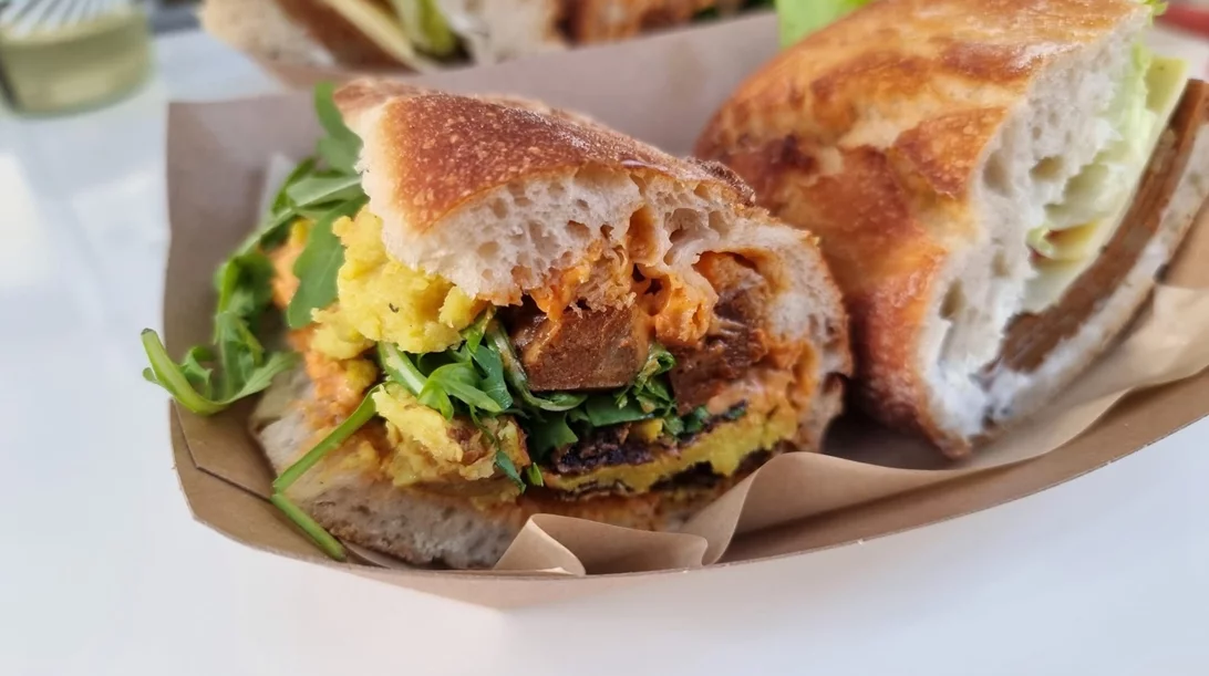 Kitsune Athens: Το vegan street food που έλειπε από τα Εξάρχεια