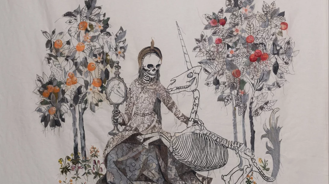 "Threads of fantasy": Η Ιφιγένεια Σδούκου αναδεικνύει την παραδοσιακή τεχνική του κεντήματος