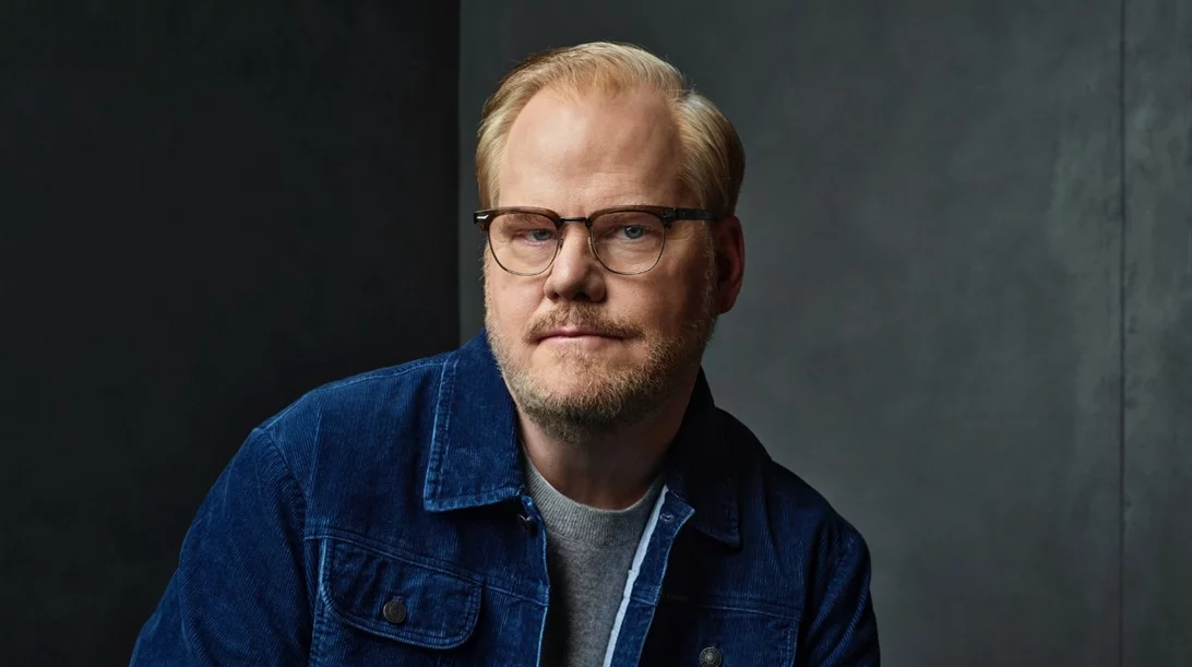 "Τζιμ Γκάφιγκαν: Συνοψίζοντας": Το stand-up αφιέρωμα του μεγάλου κωμικού ήρθε στο Disney+