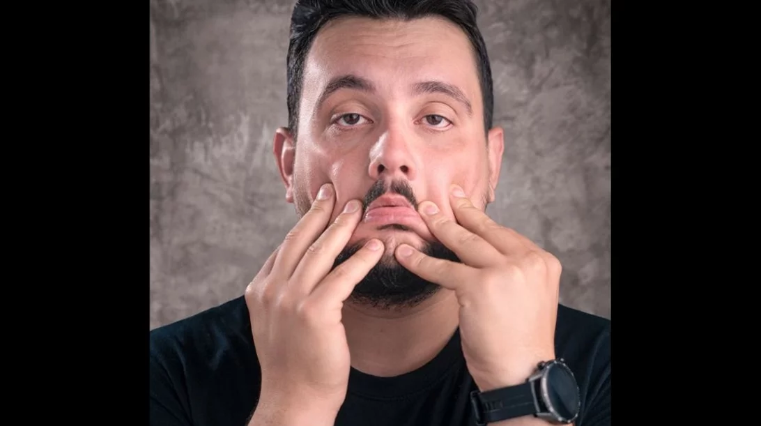 "Κανονική δουλειά": O Στέλιος Ανατολίτης επιστρέφει με την τρίτη του σόλο παράσταση