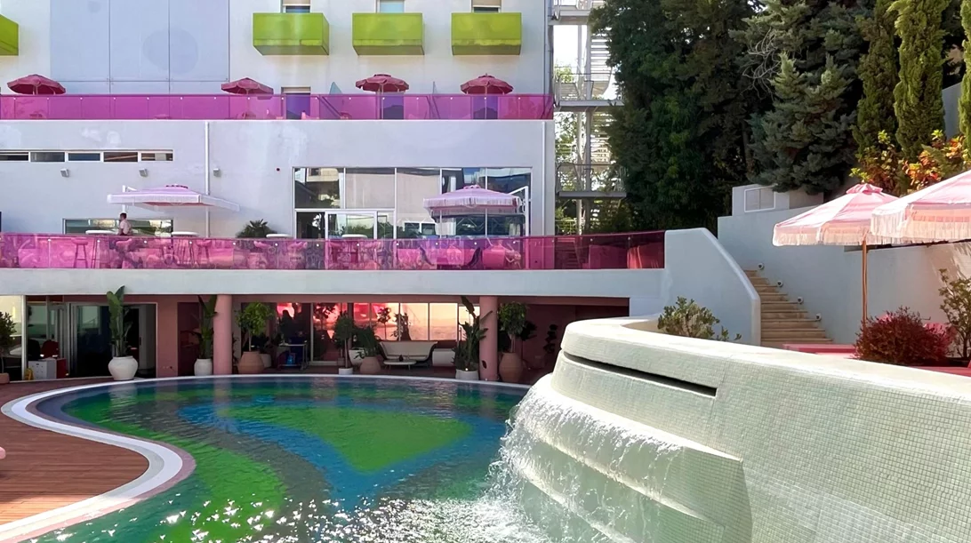 Το "Semiramis" καλωσορίζει το καλοκαίρι με το opening της ανανεωμένης πισίνας του