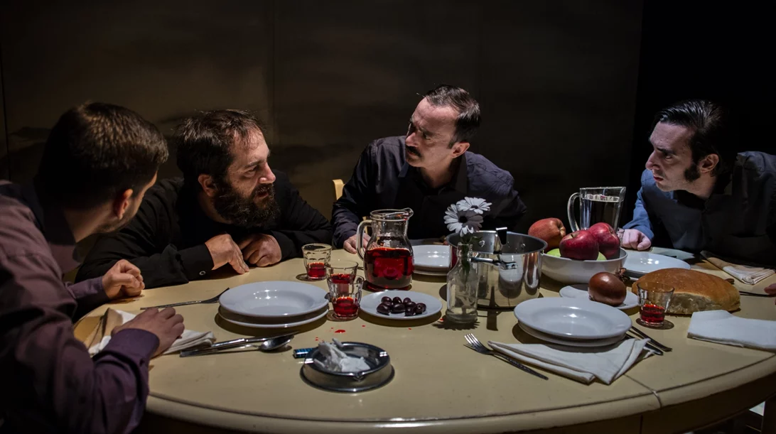 "Καλά, εσύ σκοτώθηκες νωρίς": Για δεύτερη χρονιά ανεβαίνει το συνταρακτικό αφήγημα του Χρόνη Μίσσιου