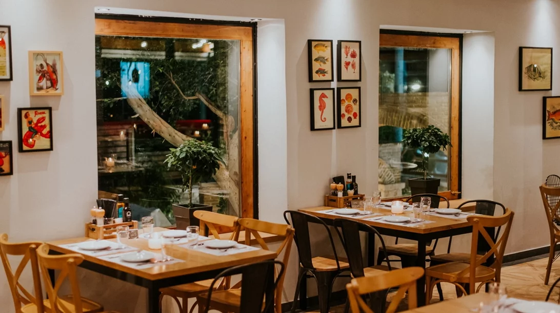 "Ψαράκια & Θαλασσινά" / "Κόλλιας Ψαράκια & Θαλασσινά": Δέκα χρόνια γεύσεις στον αφρό!