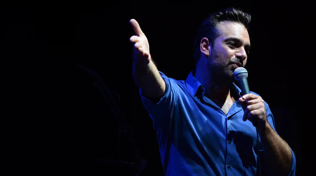 Ο Δώρος Δημοσθένους λέει "Let the party begin!"