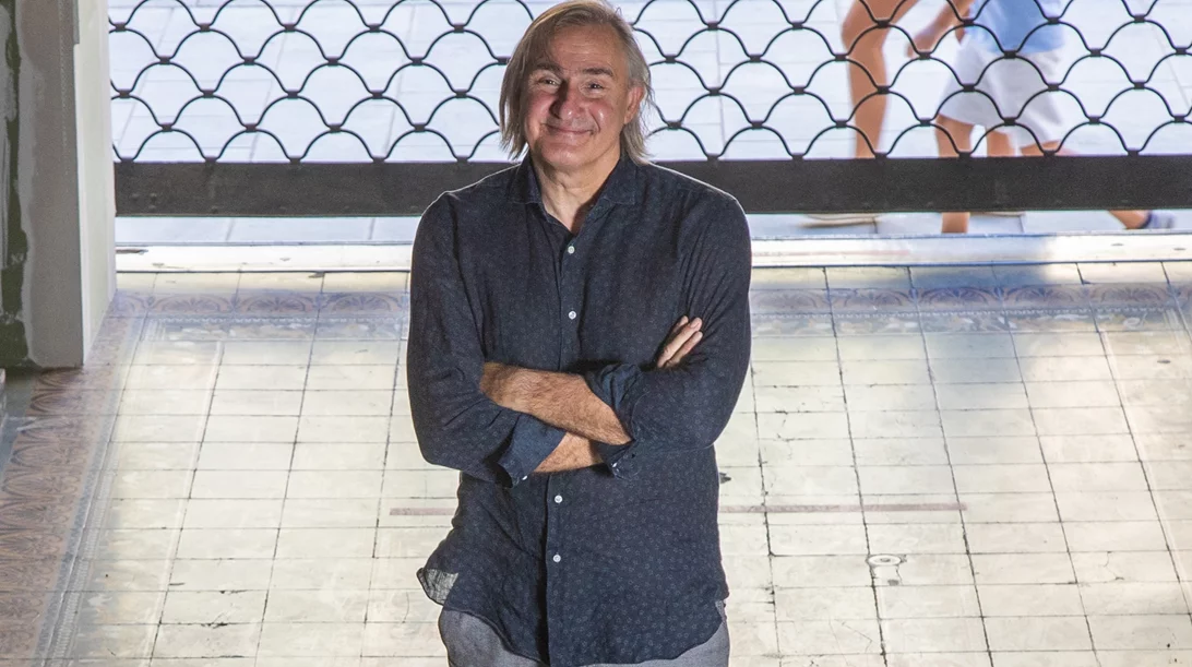 Αποκλειστική συνέντευξη: Ο Άκης Σακελλαρίου για το "Άρωμα Γυναίκας" που έρχεται στο Βρετάνια τη σεζόν 2025-26