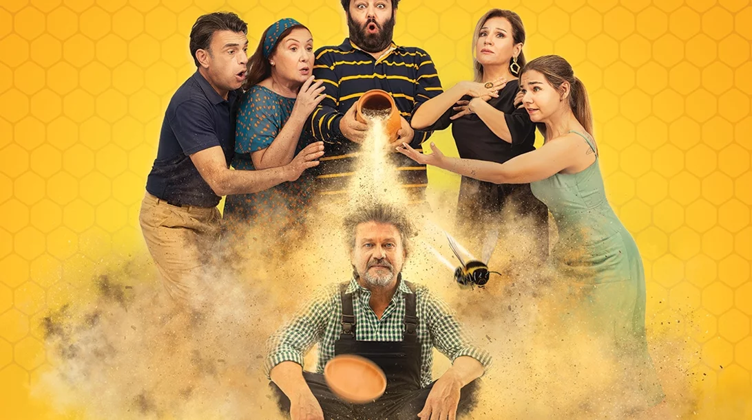 "Άκρως συμπαντικό": Συνεχίζεται με επιτυχία η μαύρη κωμωδία της Σάρλοτ Τζόουνς