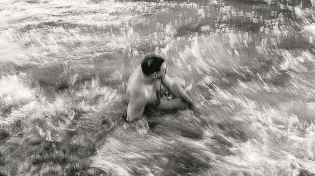 "Ψυχο-γραφίες": Η Αντιγόνη Σολομωνίδου- Δρουσιώτου φωτογραφίζει εν κινήσει τα ακίνητα σώματα των μοντέλων της