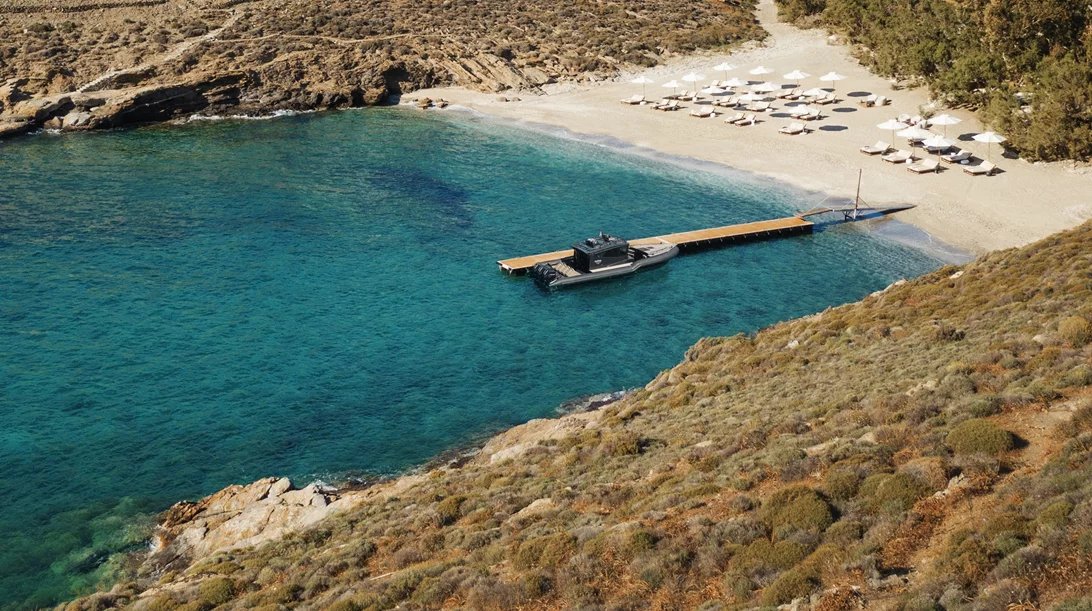 Bond Beach Club: Καλοκαιρινή πολυτέλεια και νησιωτική κομψότητα στην Κέα