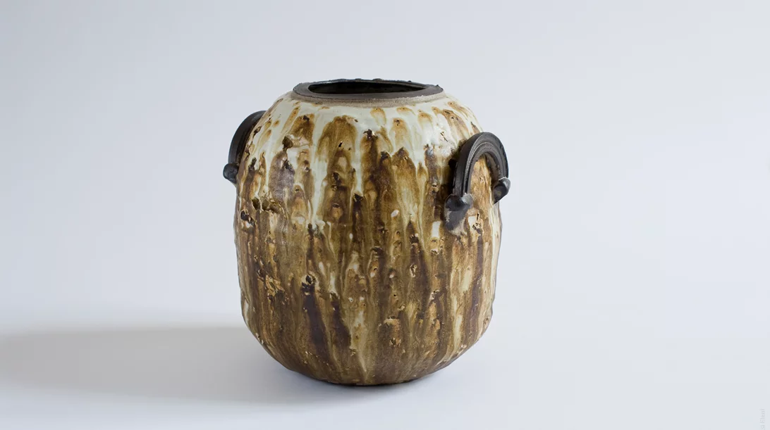 Η νέα έκθεση κεραμικής του Γιώργου Βαβάτση επιχειρεί μία σύνδεση του θεατή με τον τόπο του