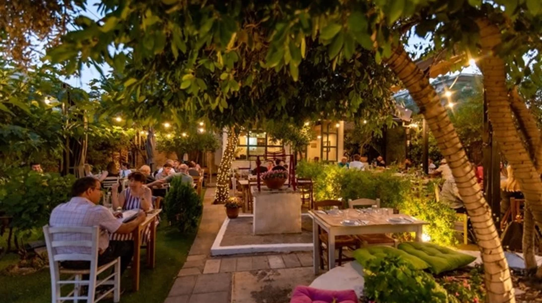 Στη "Δούκισσα" στο Χαλάνδρι το φαγητό έχει τη θέρμη της παρέας και τη γεύση της νοσταλγίας