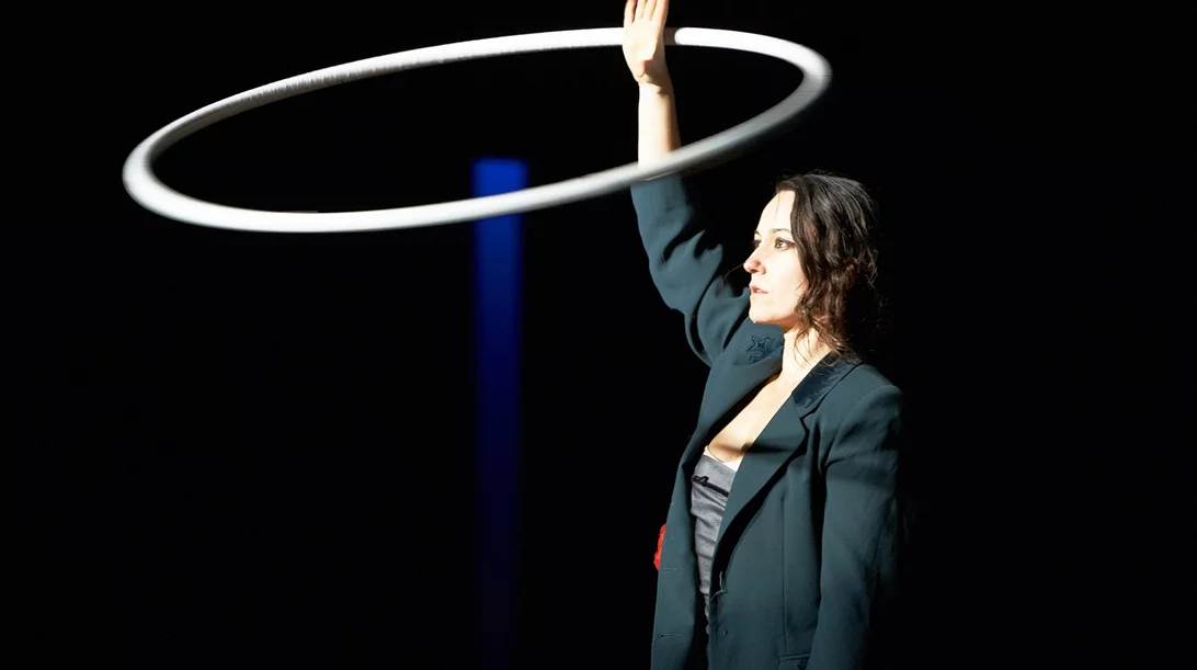 Χριστίνα Σουγιουλτζή: "Στην εποχή μας, έχουμε πάρει αποστάσεις ασφαλείας από το τελετουργικό του πένθους"