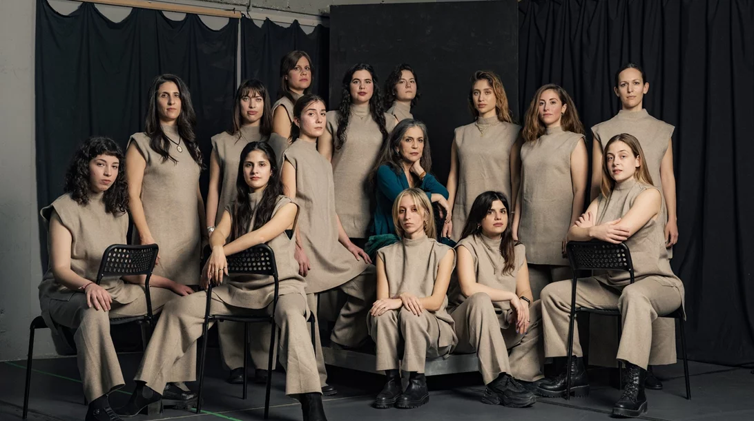 Οι CHÓRES ταξιδεύουν στο παρελθόν μέσα από τους μουσικούς τόπους