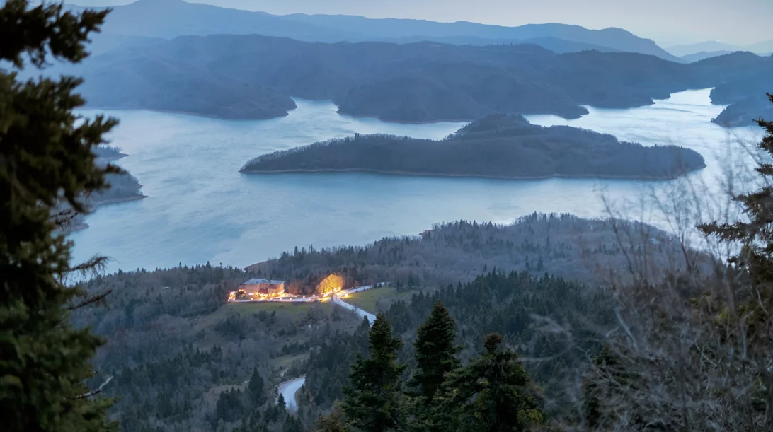 Βρήκαμε ένα μικρό χωριό χαλάρωσης και νοστιμιάς στην αγκαλιά της φύσης της λίμνης Πλαστήρα