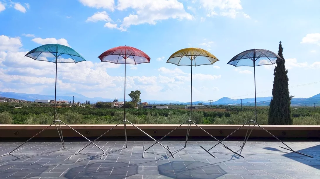 "Τέσσερις Εποχές": Οι εμβληματικές ομπρέλες του Γιώργου Ζογγολόπουλου στο Κτήμα Σκούρα