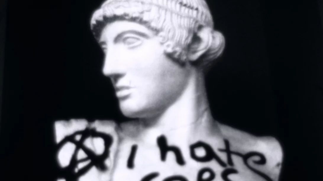 Για την Κατερίνα Κομιανού η φτωχή, αναλογική καταγραφή των ιστορικά φορτισμένων χώρων της πόλης είναι αντίσταση