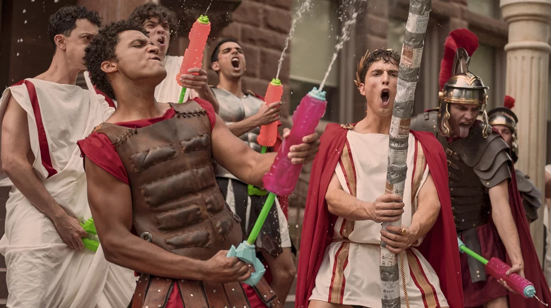 Το "Overcompensating" είναι απόδειξη πως το brat summer δε θα τελειώσει ποτέ (trailer)