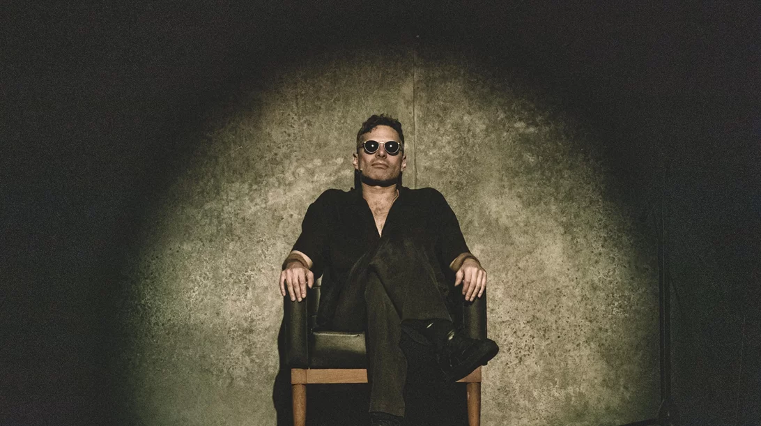 Ο Γιώργος Παπαγεωργίου σκηνοθετεί και ερμηνεύει το "1984": Ένα προσωπικό ταξίδι στον κόσμο του Όργουελ