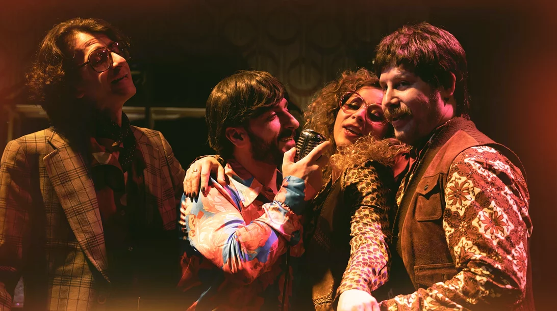 Τα 70s, η σεξουαλική απελευθέρωση και η ντίσκο σε μια φρενήρη υβριδική μαύρη κωμωδία στο Rabbithole