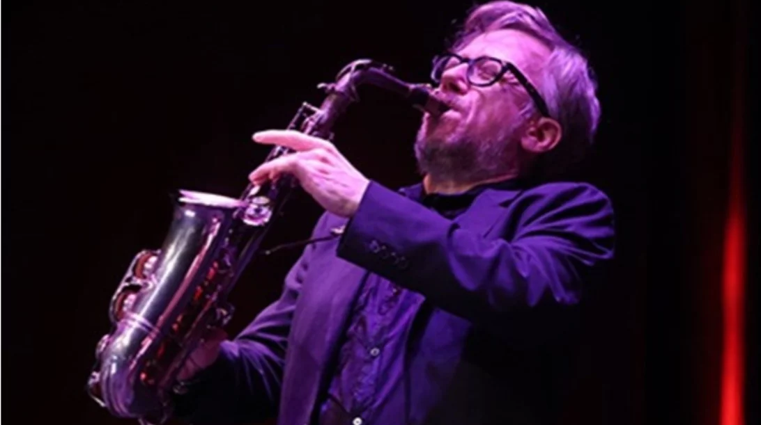 Ο Δημήτρης Τσάκας μάς μεταφέρει σε έναν μαγικό κόσμο μουσικής, ποίησης και τζαζ στο Half Note