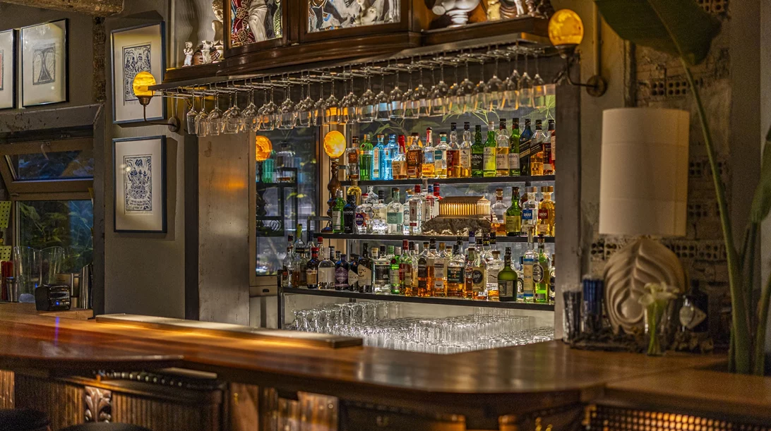 Η μάλλον ομορφότερη μπάρα της Αθήνας βρίσκεται σε ένα 'κρυφό' σημείο του Ψυχικού