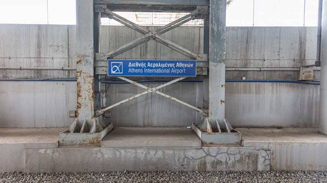 Γιατί σε τέτοια κατάσταση το μετρό του αεροδρομίου;