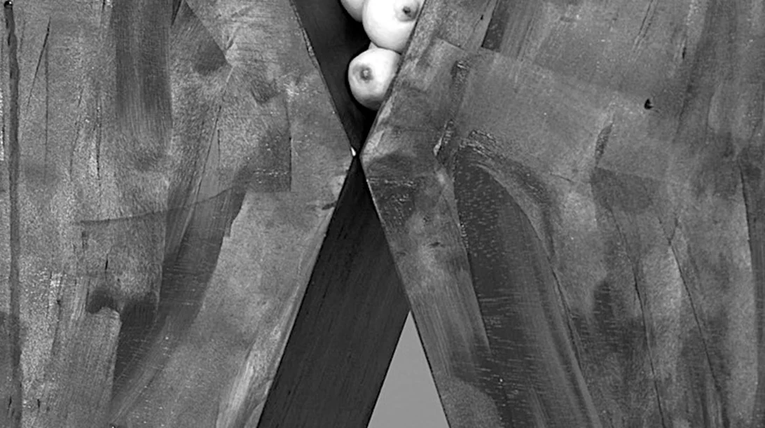 "Στάχυα πέφτουν σε τσιμεντένια δάπεδα": Μια γλυπτική εγκατάσταση αναδύει μύθους και την ιστορία της Ελευσίνας