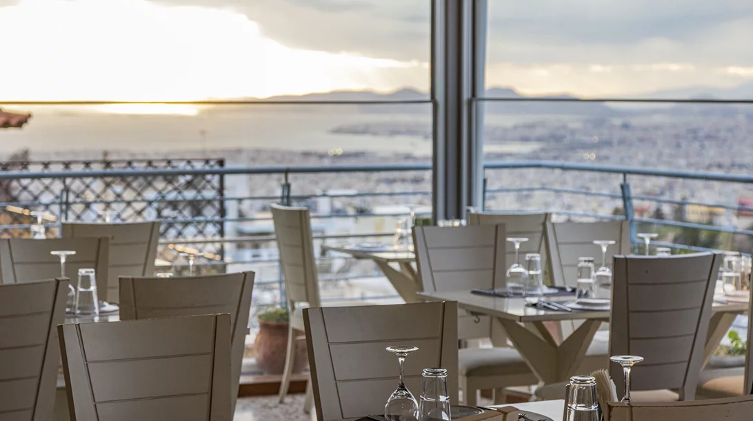 Video walkthrough: H Ναταλία Δραγούμη για εκλεκτή ψαροφαγία και μαγική θέα στο "Μπαλκόνι στις Κυκλάδες"