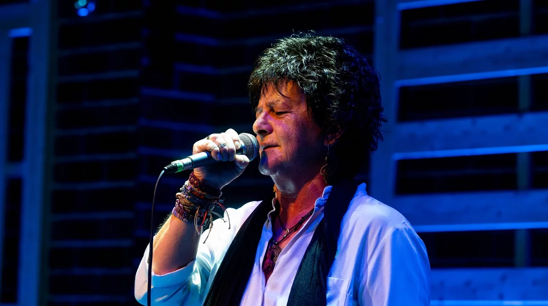 Φωτεινή Βελεσιώτου: Δυναμική πρεμιέρα στη "Σφίγγα", με χορούς, τραγούδι και λαϊκές πενιές