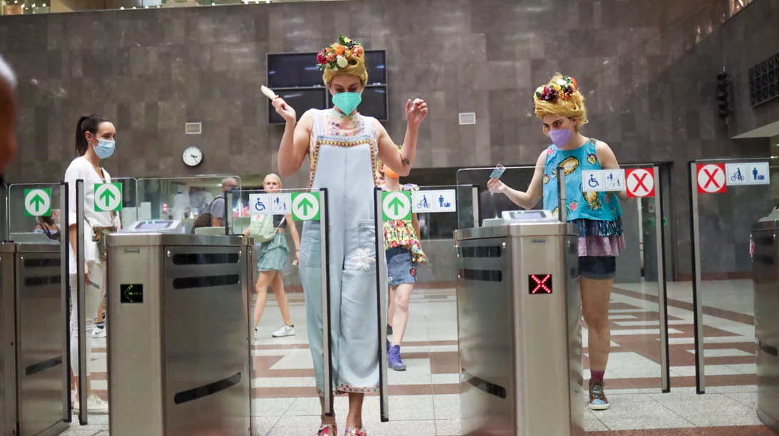 "Μήδεια" από το Εθνικό Θέατρο: Δείτε φωτογραφίες του δρώμενου στο μετρό Συντάγματος