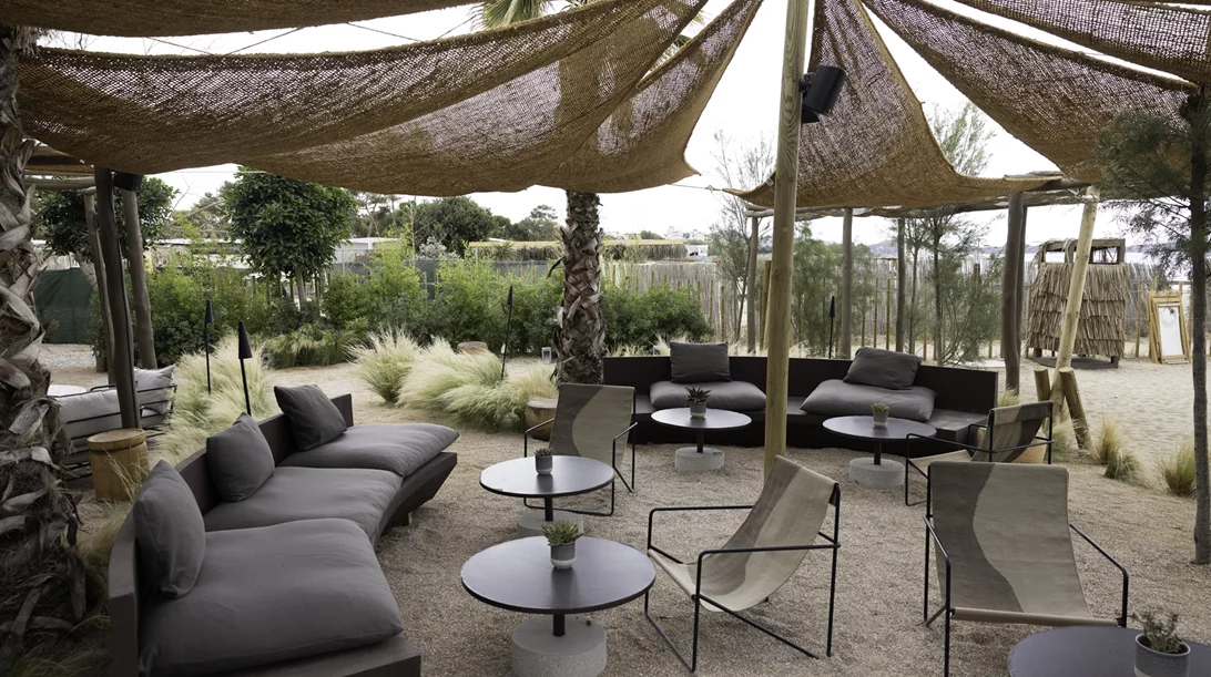 The C Beach Club: Μυκονιάτικα vibes και κομψή θαλασσοφαγία