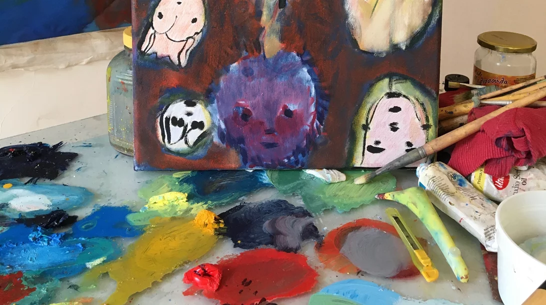 Στην έκθεση "Από την οπτική του Ναι" παρουσιάζονται ζωγραφικά έργα που γίνονται κατά τη διάρκεια της έκθεσης