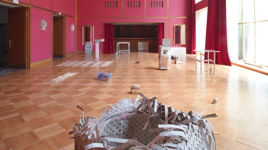 Η Ντόρα Οικονόμου νιώθει πολύ χαρούμενη που περνάει χρόνο στο φουαγιέ του Ολύμπια μαζί με τα πράγματά της, σαν να κάνει ζαβολιά