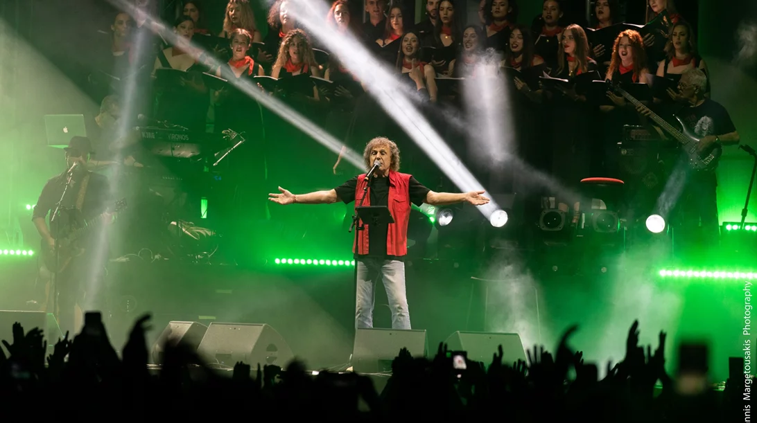 Τελευταίος σταθμός της επετειακής περιοδείας του Βασίλη Παπακωνσταντίνου το θέατρο Πέτρας