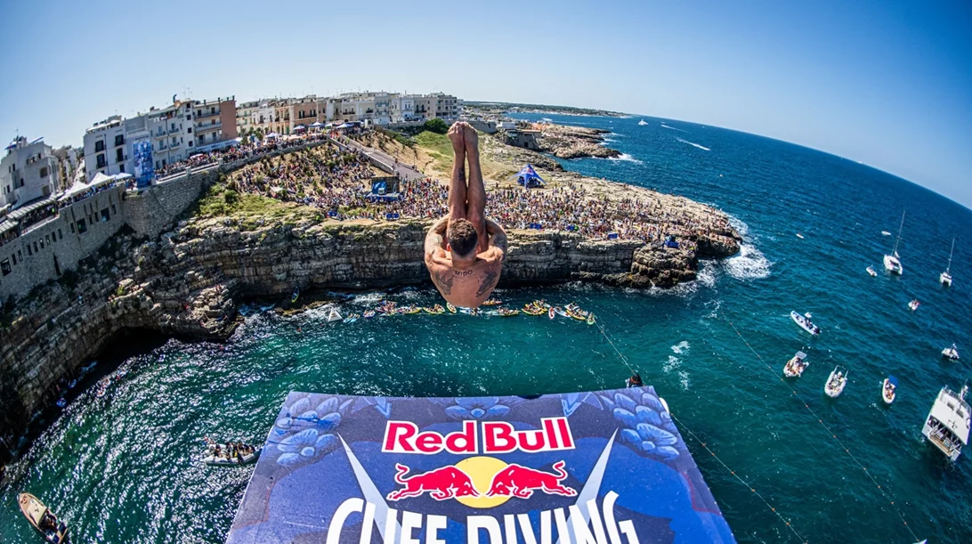 Red Bull Cliff Diving: Έχεις δει βουτιές από τα... 27 μέτρα;