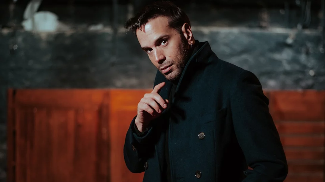 Μάνος Καρατζογιάννης: "Η Ρεζά ξέρει ότι ο ψυχισμός μας κρύβεται στις αόρατες λεπτομέρειες"