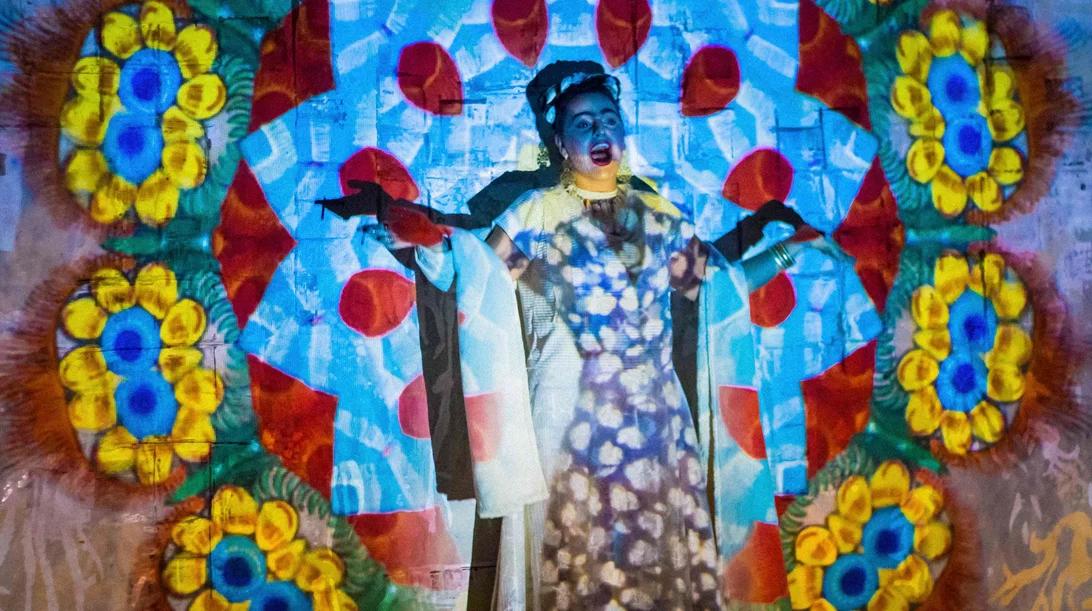 "Frida Κι Άλλο": Η ζωή της θρυλικής Φρίντα Κάλο ξαναζωντανεύει στη σκηνή