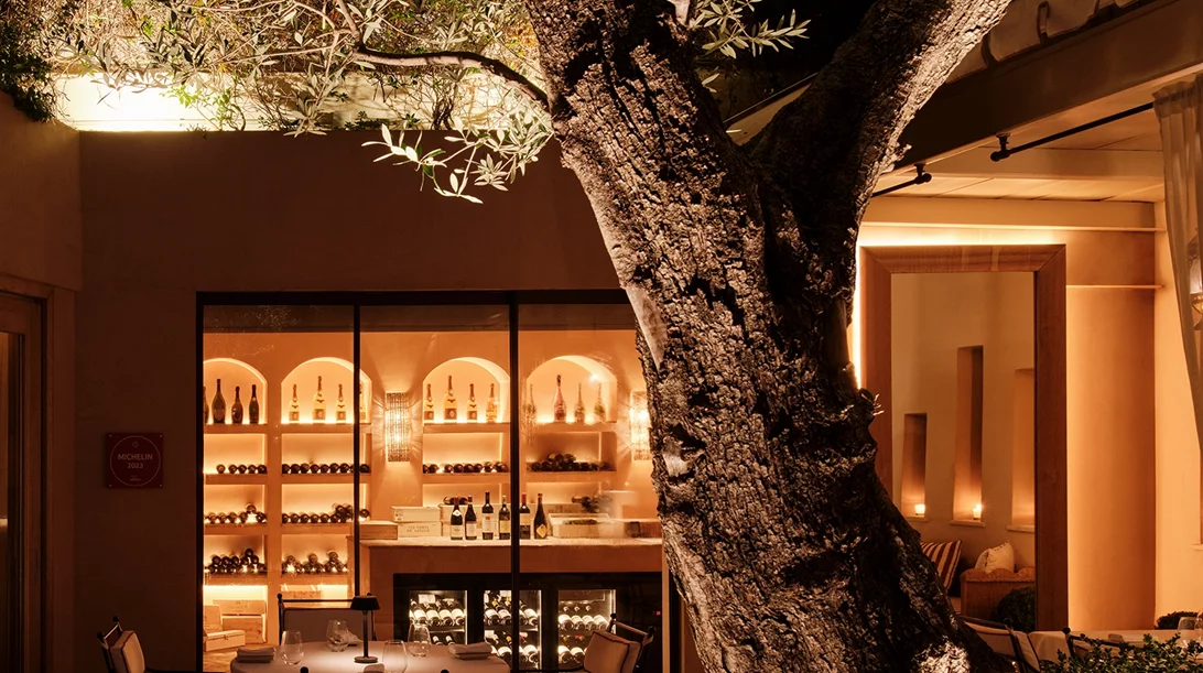 Δείπνο στις βραβευμένες αυλές και βεράντες της Αθήνας