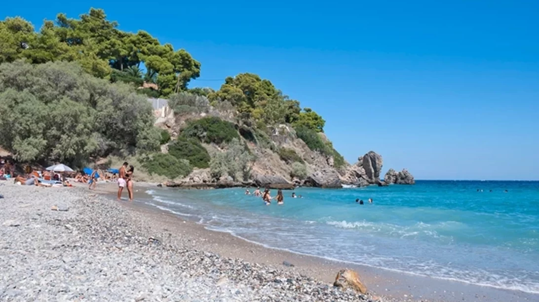 Στην Ερωτοσπηλιά, την παραλία που δεν αγαπιέται μόνο για το όνομά της