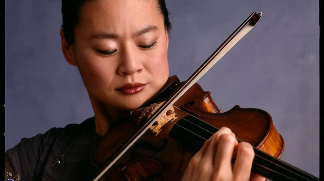 Η  διεθνούς φήμης βιολονίστρια Midori συναντά την Ορχήστρα Εγχόρδων του διάσημου Φεστιβάλ της Λουκέρνης.