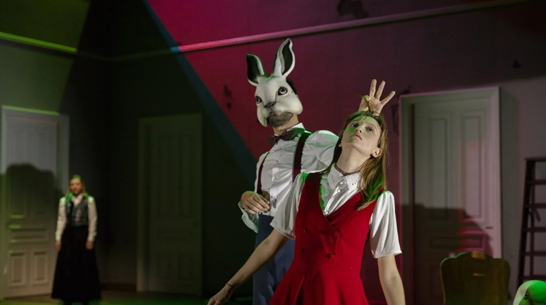 Οι "Περιπέτειες της Αλίκης στη Χώρα των Θαυμάτων" από την Παιδική Σκηνή του Εθνικού Θεάτρου: Ένα ταξίδι ελευθερίας και φαντασίας