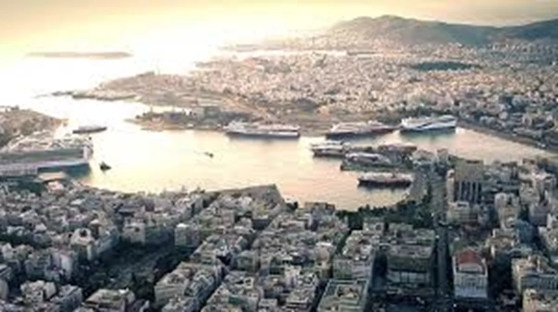 Προσωπικές ιστορίες και λαϊκά τραγούδια στην προβλήτα του Πειραιά