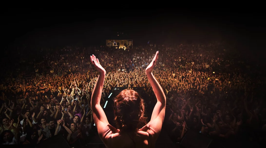 Η Μαρία Ρίζου αποχαιρετά το καλοκαίρι στο Θέατρο Βράχων