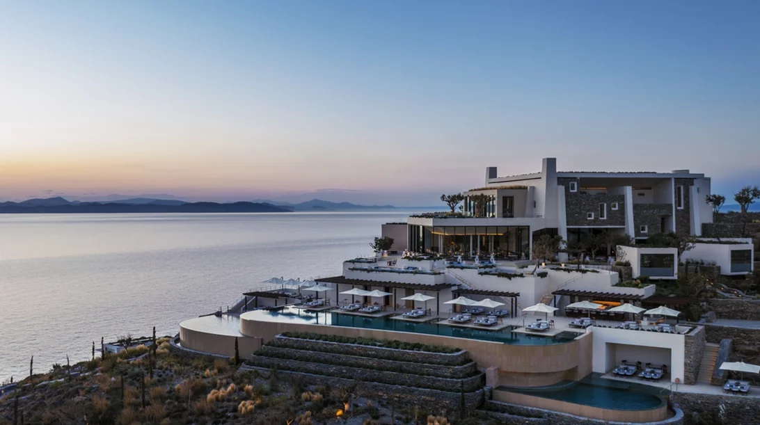 Hotels we Love: Το "One & Only Kea Island" είναι ένα τζεϊμσμποντικό κρυσφήγετο
