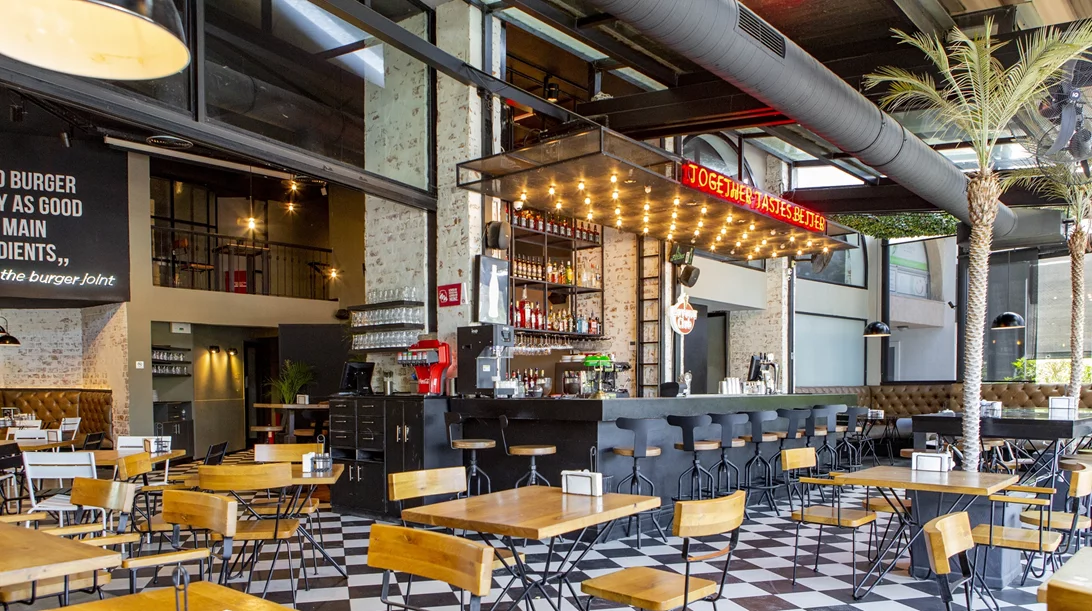 Διπλό smash burger, "BBQ" ή "Umami"; Στο "Burger Joint" θα τα βρεις όλα!