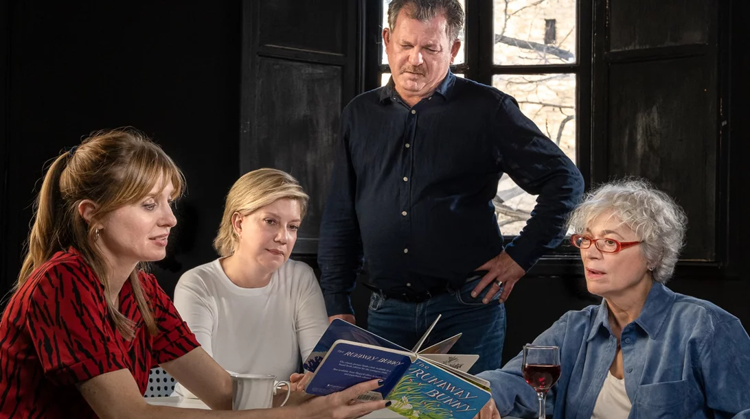 "Rabbit hole" του Ντέιβιντ Λίντσεϊ-Αμπέρ στο Θέατρο 104