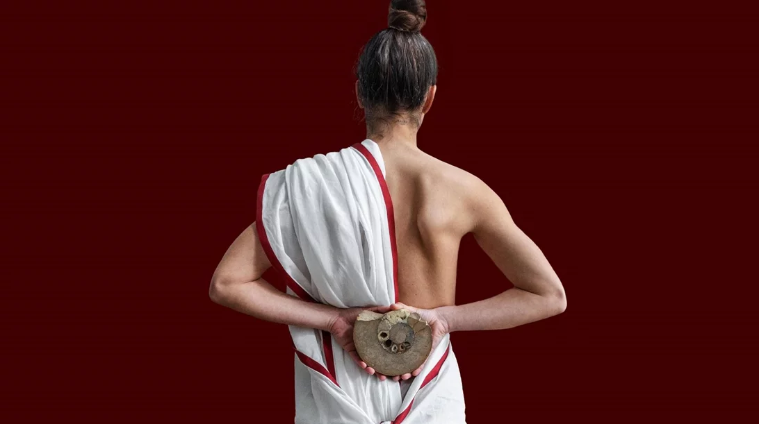 Μια έκθεση εμπνευσμένη από παλιά τεύχη του Playboy σε ένα από τα ομορφότερα εστιατόρια της Αθήνας