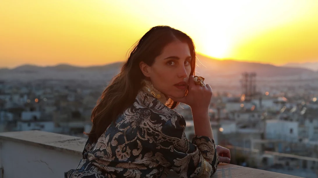 Η Παυλίνα Βουλγαράκη τιμά μεγάλες γυναικείες φωνές στα Πανοραμικά Σκαλιά του Νιάρχου