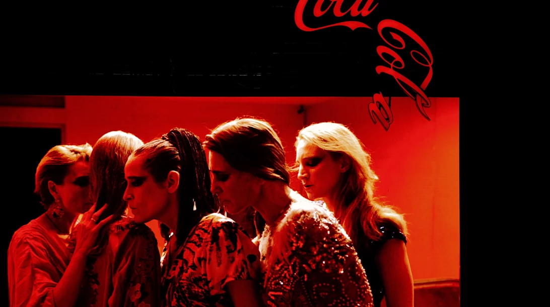 "Το θέατρο δεν είναι εκκλησία. Ούτε μουσείο": Ο Χρήστος Χωμενίδης για τα "Μαξιλαρώματα" της Επιδαύρου