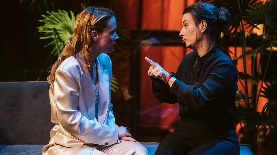 "Κουκλόσπιτο" στη νοηματική και παράταση για τον "Θάνατο στη Βενετία"